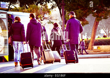 Gruppo con la valigia con ruote. Barcellona, in Catalogna, Spagna. Foto Stock