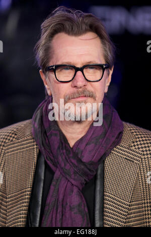 Regno Unito: attore britannico Gary Oldman pone per le immagini sul tappeto rosso come egli arriva per la prima mondiale di "Robocop' nel centro di Londra il 5 febbraio 2014. Foto Stock