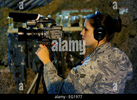 Stati Uniti Air Force Airman 1. Classe Sarah Allen dal primo combattimento squadrone della fotocamera a Charleston Air Force Base, S.C., documenti la vita delle attrezzature di supporto di classe a Barksdale Air Force Base, La., nov. 29, 2010. La classe è uno dei requisiti per il volo in B-52H Stratofortress, che è basata a Barksdale. Il personale Sgt. Chad Trujillo Foto Stock