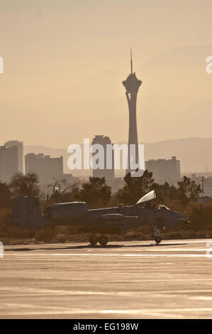 Stati Uniti Air Force un A-10 Thunderbolt II da 74a Fighter Squadron, Moody Air Force Base, Ga., taxi verso la fine sulla Nellis pista per una missione di addestramento durante la bandiera verde West 11-2 esercizio presso la Base Aerea Militare di Nellis Nev., DIC 6. Flag-West verde fornisce un realistico aria-terra Integrazione ambiente di formazione per preparare le forze a sostegno di tutto il mondo le operazioni di combattimento. Tech. Sgt. Michael R. Holzworth Foto Stock