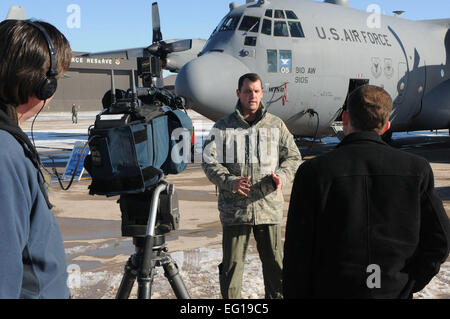 Stati Uniti Air Force Il Mag. Phil Townsend dalla 910ma Airlift Wing, Youngstown riserva d'aria di base, Ohio, è intervistato da Colorado Springs media durante l'Air Force comando Reserve missione speciale conferenza presso la Base Aerea Peterson, Colo., GEN 12-13, 2011. La conferenza è stata progettata per condividere le lezioni apprese, riesaminare le politiche e procedure e affrontare le problematiche di supporto più comuni coinvolti con il meteo di ricognizione aerea, spray e antenna missioni di estinzione. Tech. Sgt. Daniel Butterfield Foto Stock