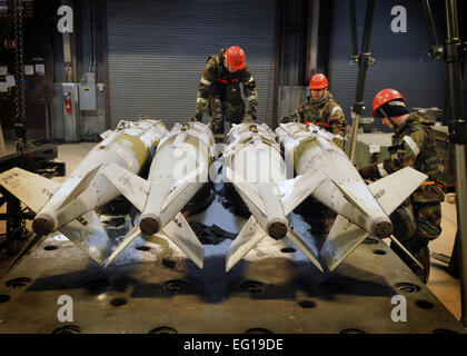 Avieri dalla 51st munizioni squadrone guidato di scarico unità bomba GBU durante la prontezza operativa esercizio Beverly Bulldog 11-01 a Osan Air Base, Repubblica di Corea, il 25 gennaio, 2011. L'esercizio consente di aviatori di mettere in pratica il loro lavoro quotidiano a un ritmo di guerra. Senior Airman Evelyn Chavez Foto Stock