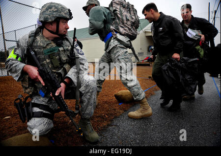 Stati Uniti Air Force Senior Master Sgt. Scott Whitteaker, 112delle forze di sicurezza Squadron, fissa un percorso di evacuazione per il 112aria ala Expeditionary Headquarters Building mentre il Mag. Michael Smith, Lt. Col Tom Emmolo e Col. David Cohen rush per evacuare durante una prontezza operativa ispezione del 25 gennaio 2011, a Combat Readiness Training Center di Savannah, Ga. Avieri dal 6° Aria Mobilità ala, 927th Air Refuelling Wing e la 73rd porta antenna squadrone stanno lavorando insieme per rendere il 112Air Expeditionary ala. L'ori metterà alla prova l'ala di aviatori sulla loro capacità di sopravvivere per azionare i Foto Stock