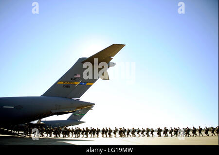Stati Uniti Paracadutisti dell'esercito assegnato all'ottantaduesima Airborne Division prepararsi a bordo di una U.S. Air Force C-17 Globemaster III aeromobili cargo Febbraio 9, 2011, durante un funzionamento comune esercizio di accesso al Papa Air Force Base, N.C. Il personale Sgt. Greg C. Biondo Foto Stock