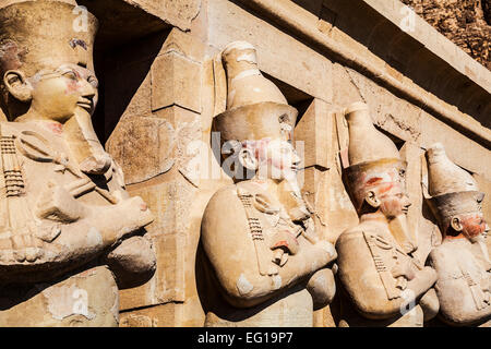 Statue di Osiride al Tempio della Regina Hatshepsut a Deir el-Bahari in Egitto. Foto Stock