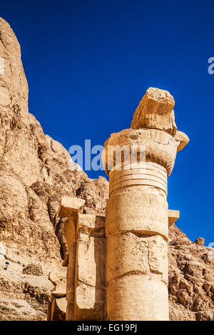 Dettaglio dei resti di una colonna presso il Tempio della Regina Hatshepsut a Deir el-Bahari in Egitto. Foto Stock