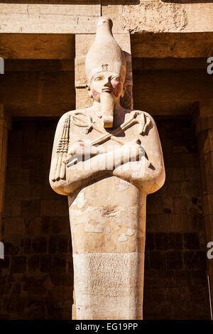 Statua di Osiride al Tempio della Regina Hatshepsut a Deir el-Bahari in Egitto. Foto Stock