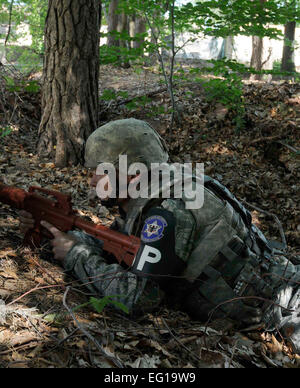 Air Force Staff Sgt. Jamie Barnet protegge l'area Giugno 27, 2011, a Ramstein Air Base AB, Germania, durante un attivo-shooter in esercizio. Barnet è assegnato alla 569th U.S. Le forze di polizia a squadrone Vogelweh AB, Germania. Airman 1. Classe Kendra Alba Foto Stock