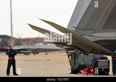 Il personale Sgt. Hugh Prezzo, 94th Manutenzione aeromobili Unità F Raptor capo equipaggio ispeziona un F-22 prima di prendere il volo a Langley Air Force Base, Va, 27 febbraio 2011. Langley aviatori dal 633d aria ala di base, 1° Fighter Wing e 192nd Fighter Wing hanno lavorato insieme per mettere in pratica la distribuzione di persone, apparecchiature di aerei e per le operazioni di emergenza con breve preavviso. Il personale Sgt. Logan Tuttled Foto Stock