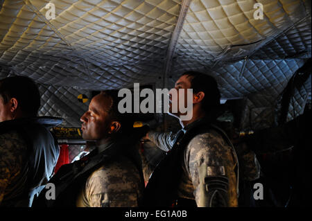 Stati Uniti I soldati dell esercito assegnato al decimo delle forze speciali Gruppo, cavalcare un CH-47 elicottero Chinook assegnato al centosessantesimo Operazioni Speciali reggimento di aviazione durante la formazione di acqua, 1 marzo 2011 oltre il golfo del Messico a sostegno di Emerald Warrior 2011. Emerald Warrior 2011 è un U.S. Special Operations Command-sponsorizzato, multiservice esercizio progettate per sfruttare le lezioni apprese da operazioni Iraqi Freedom e Enduring Freedom di fornire personale addestrato e pronto a forze combattenti dei comandanti. Tech Sgt. Manuel J. MartinezReleased Foto Stock