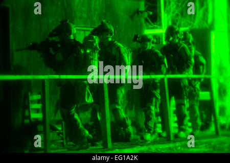 La Drug Enforcement Administration preparare agenti per violazione di un edificio durante una droga raid su un alto valore target, al Stennis Space Center Miss., a sostegno del guerriero di smeraldo, 3 marzo 2011. Il Guerriero di smeraldo è un U.S. Special Operations Command-sponsorizzato, multiservice esercizio progettate per sfruttare le lezioni apprese da operazioni Iraqi Freedom e Enduring Freedom di fornire personale addestrato e pronto a forze combattenti i comandanti della US Air Force foto di SSgt Jonathan LoveladyReleased Foto Stock