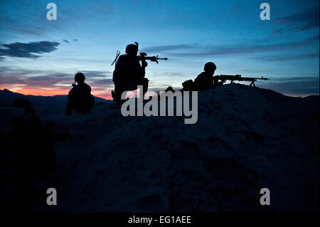 Un gruppo di Stati Uniti e British aviatori si spostano nella posizione di fornire fuoco di copertura durante una formazione sul campo esercizio 16 marzo 2011, come parte del Desert Eagle sul test del Nevada e campo di addestramento. Tech. Sgt. Michael R. Holzworth Foto Stock