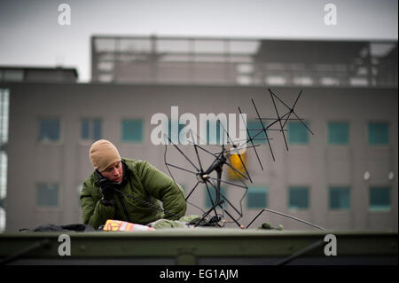 Un U.S. Air Force Airman imposta un collegamento via satellite per le comunicazioni del 16 marzo 2011, all'Aeroporto di Sendai, Giappone, a sostegno del funzionamento Tomodachi. Il personale Sgt. Samuel Morse Foto Stock