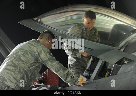 SPANGDAHLEM AIR BASE, Germania - aviatori assegnati per la cinquantaduesima gruppo Manutenzione montare un sedile di espulsione in un F-16 Fighting Falcon dal 480th Fighter Squadron a Spangdahlem Air Base in preparazione per il supporto di operazione Odyssey Dawn Marzo 17. Joint Task Force Odyssey Dawn è la U.S. Africa il comando task force istituita per fornire comando operativo e tattico e di controllo le forze militari USA a sostegno della risposta internazionale per i disordini in Libia e in applicazione della risoluzione del Consiglio di Sicurezza delle Nazioni Unite della risoluzione UNSCR 1973. La UNSCR 1973 autorizza tutte le misure necessarie per proteggere Foto Stock