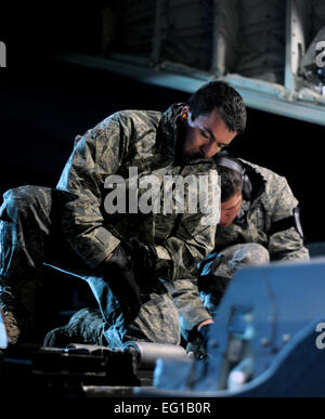SPANGDAHLEM AIR BASE, Germania - aviatori dal 726th aria mobilità Squadron preparare per caricare il carico su una C-130J Super Hercules qui a sostegno dell'operazione Odyssey Dawn Marzo 20. Joint Task Force Odyssey Dawn è la U.S. Africa il comando task force istituita per fornire comando operativo e tattico e di controllo le forze militari USA a sostegno della risposta internazionale per i disordini in Libia e in applicazione della risoluzione del Consiglio di Sicurezza delle Nazioni Unite della risoluzione UNSCR 1973. La UNSCR 1973 autorizza tutte le misure necessarie per proteggere i civili in Libia sotto la minaccia di attacco da parte del regime di Gheddafi forze. Foto Stock
