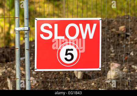 Lento,numero 5,recinto,segnale di limite di velocità,basso,segno,all'aperto,metalli,Sicurezza,legge,appeso,opaco recinto,segno rosso,regola,street,Road,cinque Foto Stock