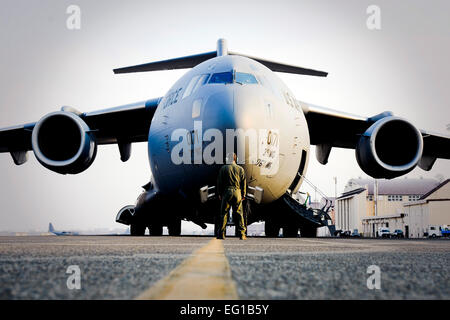 Stati Uniti Air Force Tech Sgt. Contrassegnare Shertzer dal 535th Airlift Squadron orologi motori di un U.S. Air Force C-17 Globemaster III aeromobili cargo mentre si avvia a Yokota Air Base, Giappone, 20 marzo 2011. Le forniture sono state consegnate all'Aeroporto di Sendai per essere utilizzato per l'assistenza umanitaria, portando sollievo in Giappone dopo il terremoto e la catastrofe dello tsunami. Il personale Sgt. Jonathan Steffen Foto Stock