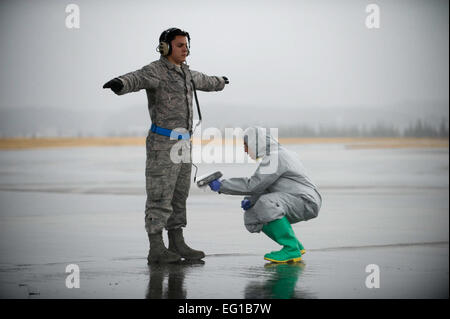 Stati Uniti Air Force Senior Airman Daniel scansioni Burdick Staff Sgt. Aaron Wermy con un misuratore portatile di radioattività 21 marzo 2011, a Yokota Air Base, Giappone. Burdick è assegnato al XVIII Medicina Aerospaziale squadrone a Kadena Air Base, Giappone. Wermy è assegnato al 374 Manutenzione aeromobili squadrone a Yokota. Il personale Sgt. Jonathan Steffen Foto Stock