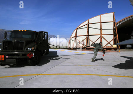 Airman 1. Classe Brian Beach, una specialista del carburante con 31 Disponibilità Logistica Squadron presso la base aerea di Aviano, Italia, refuels un F-16 Fighting Falcon aeromobili a sostegno della Joint Task Force Odissea all alba del 22 marzo 2011. Joint Task Force Odyssey Dawn è la U.S. Africa il comando task force istituita per sostenere la più grande risposta internazionale ai disordini in Libia. Una vasta coalizione di nazioni stanno collaborando per applicare U.N. Risoluzione del Consiglio di sicurezza della risoluzione UNSCR 1973, che autorizza tutti i mezzi necessari per proteggere i civili in Libia sotto la minaccia di attacco da parte del regime di Gheddafi forze. JTF Odyssey Dawn Foto Stock