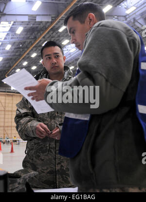 YOKOTA AIR BASE, Giappone -- Capt. Jeremy Granger, 374 operazioni mediche Squadron, informa il Senior Airman Byron Sy, 374 Airlift Wing protocollo, circa le informazioni associate a prendere le compresse di ioduro di potassio qui, Marzo 22. Stati Uniti Pacifico Comando diretto della distribuzione di le compresse di ioduro di potassio come misura precauzionale. Funzionari di base sono sottolineando non vi è alcuna indicazione di una maggiore esposizione al Yokota AB. Chiunque desideri ricevere KI compresse è richiesto di compilare un modulo disponibile sul sito Web di base a www.yokota.af.mil http://www.yokota.af.mil sotto "Giappone rilievo." Uno rappresentano Foto Stock