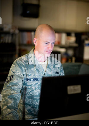 YOKOTA AIR BASE, Giappone -- Tech. Sgt. Justin Pittman, 374 disponibilità logistica Squadron veicolo spedizione operatore, controlla le operazioni del veicolo sul suo computer qui Marzo 23. Nelle ultime due settimane, LRS ha triplicato i loro sforzi per includere il bus navetta e le operazioni di emissione di veicoli del governo di unità che hanno acquisito personale supplementare a parte dei soccorsi. Il personale Sgt. Chad Strohmeyer Foto Stock