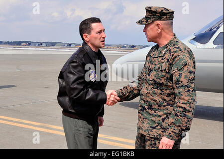 BASE AEREA DI MISAWA, Giappone -- il Coll dell'aeronautica degli Stati Uniti Michael Rothstein, comandante dell'ala del 35esimo combattente, saluta il corpo marino degli Stati Uniti Lt. Gen. Kenneth Glueck, Jr., comandante generale, III forza di spedizione marina, base del corpo dei Marine Giappone, dopo che ha fatto uscire dal suo aereo Mart. 25. Il generale Glueck è venuto qui per una breve visita per vedere il processo di partenza volontario. Staff Sgt. Marie BrownReleased Foto Stock