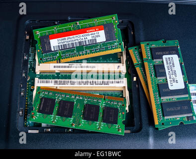 Installazione del chip SODIMM RAM su Notebook. Foto Stock