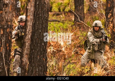 125Th Fighter Wing forze di sicurezza eseguire pattuglie smontati durante una formazione sul campo esercizio in preparazione per situazioni reali, Marzo 29, 2011, il Camp Blanding forze congiunte Training Center, Florida. Il USAF Foto di MSgt. Shelley Gill Foto Stock