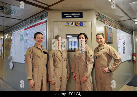 Il Mag. Tracy Schmidt, 389a Expeditionary Fighter Squadron F-15E Strike Eagle pilota, Cap. Kimberly Volk, 389a EFS sistema di armi officer; Il Mag. Christine Mau, 455th aria ala Expeditionary delegato e un F-15 pilota; e il cap. Jennifer Morton, 389a EFS WSO, pongono per la fotocamera prima della loro missione a Bagram Air Field, Afghanistan, Marzo 29. SrA Sheila Devera Foto Stock