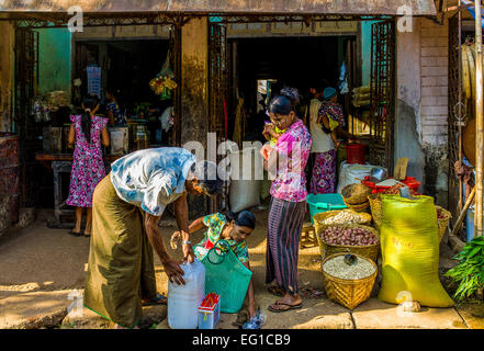 Myanmar, Hleku street market, lungo la strada che da Yangon a Bago. Foto Stock