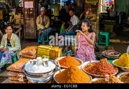 Myanmar, Hleku street market, lungo la strada che da Yangon a Bago. Foto Stock