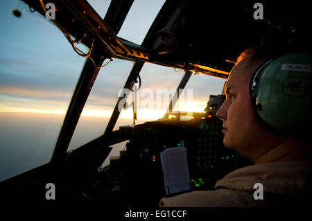 Stati Uniti Air Force Capt. Trento Gilmore, un Expeditionary 746th Airlift Squadron C-130 Hercules pilota, vola un trasporto aereo la missione a sostegno della Combined Joint Task Force - Corno d Africa. Il C-130 equipaggio carburante erogato e altri materiali per il Camp Lemonnier in Gibuti, Africa. Capitano Gilmore è distribuito dal 914th Airlift Wing, Niagara Falls, N.Y. Master Sgt. Adrian Cadice Foto Stock