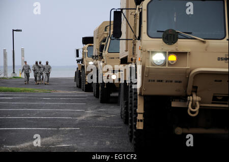 Carolina del Sud esercito Guardia nazionale i membri partecipano in esercizio costale guarda il 12 aprile 2011. Esercizio Guardia Costiera è un uragano esercizio di preparazione che le pratiche di integrazione delle chiavi e la comunicazione fra la Carolina del Sud esercito Guardia Nazionale e stato di diversi operatori di primo soccorso per assicurare una tempestiva e precisa la consegna dei beni in caso di un uragano o un altro disastro naturale. US Air Force foto: Tech. Sgt. Joanna HensleyReviewed Foto Stock