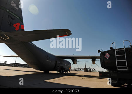 Avieri di fare rifornimento di carburante un Air Force C-130J Hercules aeromobili cargo dal 115Airlift Squadron, California Air National Guard, prima di operazioni di estinzione a Dyess Air Force Base in Texas, 18 aprile 2011. Il C-130 è equipaggiato con il sistema modulare Airborne impianto antincendio MAFFS, che è in grado di erogare 3.000 galloni di acqua o ritardante del fuoco in meno di 5 secondi. Il personale Sgt. Eric Harris Foto Stock