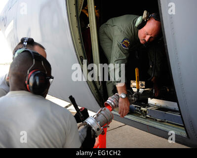 Avieri dal California Air National Guard's 146Airlift Wing, la Carolina del Nord Air National Guard's 145Airlift Wing e il Wyoming Air National Guard's 153Airlift Wing rimuovere un agente ignifugo flessibile da una forza aerea C-130H Hercules cargo aeromobili equipaggiati con il sistema modulare Airborne impianto antincendio a Dyess Air Force Base in Texas, 19 aprile 2011. Il MAFFS è in grado di erogare 3.000 galloni di acqua o ritardante del fuoco in meno di 5 secondi. Incendi sono sparsi in varie parti del Texas e hanno bruciato più di mille chilometri quadrati di terra. Il personale Sgt. Eric Harris Foto Stock