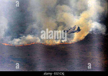 Una C-130H Hercules dal 302nd Airlift Wing, Colorado Springs Air Force Riserva, equipaggiato con il sistema modulare Airborne impianto antincendio si prepara a cadere una linea di ritardante del fuoco ad ovest del Texas, 27 aprile 2011. MAFFS è in grado di erogare 3.000 galloni di acqua o ritardante del fuoco in meno di cinque secondi. Il incendi sono sparsi in varie parti del Texas e hanno bruciato più di mille chilometri quadrati di terra. Il personale Sgt. Eric Harris Foto Stock