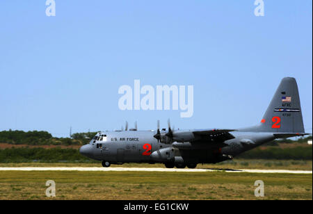 Una C-130H Hercules dal 302nd Airlift Wing, Colorado Springs Air Force Reserve, atterra a Dyess Air Force Base in Texas per fare rifornimento di carburante e rifornire il sistema modulare Airborne impianto antincendio MAFFS, 28 aprile 2011. MAFFS è in grado di erogare 3.000 galloni di acqua o ritardante del fuoco in meno di 5 secondi. Incendi sono sparsi in varie parti del Texas e hanno bruciato oltre un milione e mezzo di ettari a partire da gennaio. Il personale Sgt. Eric Harris Foto Stock