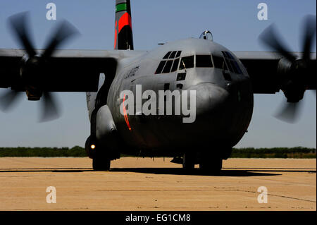 Una C-130J Ercole dal 146Airlift Wing, California Air National Guard, taxi nel box durante la lotta antincendio le operazioni a Dyess Air Force Base in Texas, 28 aprile 2011. Il C-130 è equipaggiato con il sistema modulare Airborne impianto antincendio che è in grado di erogare 3.000 galloni di acqua o ritardante del fuoco in meno di cinque secondi. Incendi sono sparsi in varie parti del Texas e hanno bruciato oltre un milione e mezzo di ettari a partire dal gennaio. Da Staff Sgt. Eric Harris Foto Stock