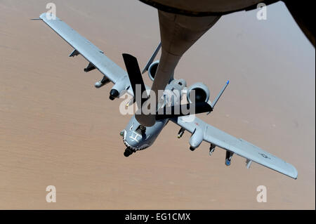 Un A-10 Thunderbolt II, assegnato alla 74Fighter Squadron, Moody Air Force Base, GA, riceve il carburante da una KC-135 Stratotanker, 340 Expeditionary Air Refuelling Squadron, oltre i cieli dell'Afghanistan sostenendo l Operazione Enduring Freedom, 8 maggio 2011. Master Sgt. William Greer Foto Stock