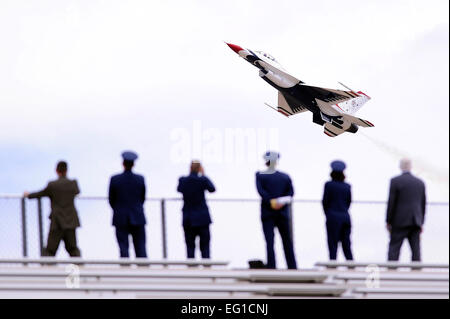 Il Thunderbirds eseguire 25 maggio 2011, dopo una cerimonia di laurea presso la Air Force Academy in Colorado Springs, Colo. Mike Kaplan Foto Stock