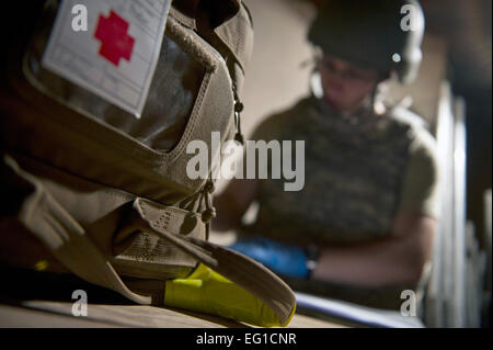 Stati Uniti Air Force Airman 1. Classe Dennis Nellessen esegue un controllo dei bagagli prima del carico di pazienti su un aeromobile 26 Maggio 2011 a Camp Bastion, Afghanistan. Nellessen è un medico aerospaziale tecnico assegnato all'451st Expeditionary Medicina Aeronautica squadrone di evacuazione. Master Sgt. Adrian Cadice Foto Stock