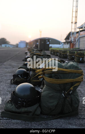 Paracadutista indonesiano attrezzature siede pronto per l'uso del 20 giugno 2011, prima che la prima missione di volo di esercizio far fronte ovest 11 a Halim Air Base, Indonesia. Durante l'esercizio, U.S. Avieri e forze indonesiane lavorare fianco a fianco, sia a terra che in aria, a perfezionare le loro competenze per un eventuale futuro nel mondo reale le operazioni di emergenza. Il cap. Raymond Geoffroy Foto Stock