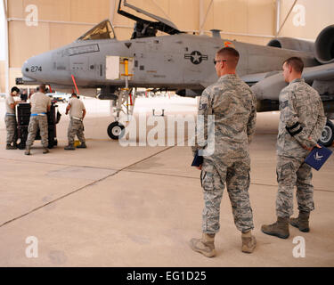 Air Force Staff Sgt. Giacobbe Britton e Tech. Sgt Nicholas Morin, sia dalla 355a operazioni di manutenzione Squadron, valutare il 358mo Manutenzione aeromobili unità di carico AMU equipaggio del team sulla Davis Monthan Air Force Base, Ariz.., linea di volo Luglio 11, 2011. Membri da 354th, 357e 358AMUs hanno gareggiato per il titolo di equipaggio di carico del secondo trimestre per la base. La squadra vincitrice potrà competere per equipaggio di carico dell'anno. Airman 1. Classe Christine Halan Foto Stock