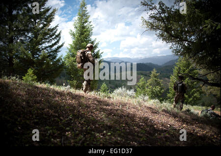 Stati Uniti Air Force Il morsetto di giunzione le centraline di attacco da 124aria supportano operazioni squadrone di Boise, Idaho, preparare per il montaggio di un U.S. Esercito CH-47 elicottero Chinook Luglio 13, 2011, durante il funzionamento la furia di montagna, lo squadrone ufficiale della formazione annuale esercizio terrà quest'anno in Idaho Sawtooth National Forest. Il personale Sgt. Robert Barney Foto Stock