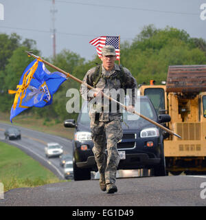 Stati Uniti Air Force Airman 1. Classe Michea Mato marche giù per una strada del Texas, 18 luglio 2011, come egli compie la sua parte di 2,181-mile Ruck marzo da ricordare. Le forze di sicurezza aviatori da 23 squadrons ha iniziato il Marzo Luglio 12 at Lackland Air Force Base in Texas e termineranno il loro viaggio sett. 11 a Ground Zero a New York City. Mato è assegnato a seconda delle forze di sicurezza Squadron. Foto Stock