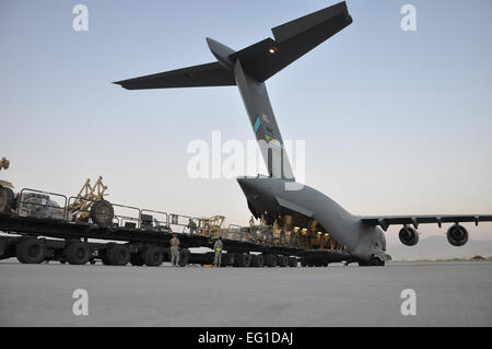 Avieri dal 455th Expeditionary porta antenna squadrone un carico C-17 Globemaster III con carico qui il Agosto 1, 2011. La 455 PAE ha la missione è in movimento di passeggeri e di merci in tutta l'Afghanistan. Più di 80 percento di tutte le persone e i materiali di consumo che viaggiano attraverso il paese arrivano attraverso 455 PAE. Foto Stock