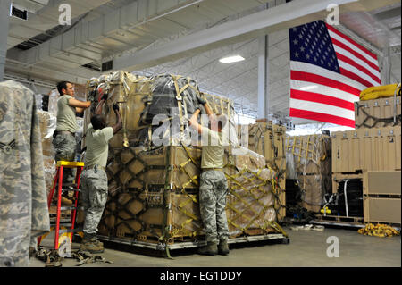 Avieri dal 621st risposta di emergenza parafango in base comuneGuire-Dix Mc-Lakehurst, N.J., preparare le attrezzature di emergenza per una risposta immediata a uragano Irene al CRW Global raggiungere il centro di distribuzione qui il Agosto 25. L'circa 600 avieri del CRW specializzati nella creazione di antenna e di porta di comando e di controllo in strutture danneggiate o ambienti ostili. Le missioni precedenti hanno incluso la risposta umanitaria ad Haiti, in Pakistan e in Giappone a seguito di terremoti, inondazioni e tsunami in aggiunta agli uragani Ike, Rita, Gustav e Katrina. Tech. Sgt. Parker Gyokeres Foto Stock