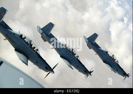 Stati Uniti e forza aerea irachena aviatori volare in formazione durante uno degli ultimi voli di addestramento per la cinquantaduesima Expeditionary Flight Training Squadron squadrone e 203 sul Sett. 3, 2011, sull'Iraq. Consulenti dalle 52nd EFTS ribaltato flight training operations per la forza aerea irachena Squadron 203 sul Sett. 5, 2011. Il governo iracheno training squadron ha 11 piloti istruttore addestrato e pronto per portare la torcia. Senior Airman Tyler Placie Foto Stock