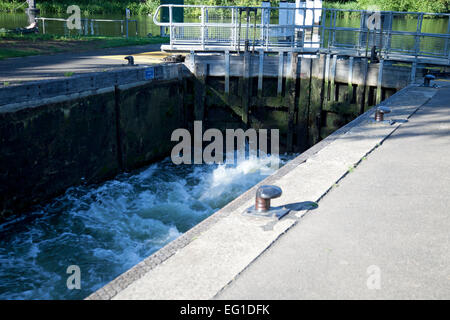 Fiume di acqua che sgorga in una serratura a Abingdon-on-Thames, Oxfordshire, Inghilterra riempiendolo fino Foto Stock