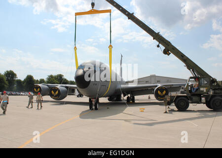 Stati Uniti Air Force aviatori dal 191st squadrone manutenzione MXS, prepararsi a sollevare il naso di un U.S. Air Force KC-135 Stratotanker antenna aerei di rifornimento durante un esercizio il Agosto 13, 2011, a Selfridge Air National Guard Base, Mich. La 191st MXS ha eseguito un esercizio dove è stato simulato un KC-135 aveva danneggiato naso ingranaggio e una gru è stata necessaria per spostare il velivolo in una posizione sicura per la riparazione. Tech. Sgt. Daniel Heaton Foto Stock